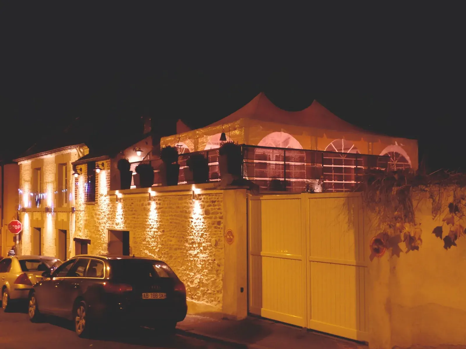 Façade et terrasse de nuit du Bulles Bazar